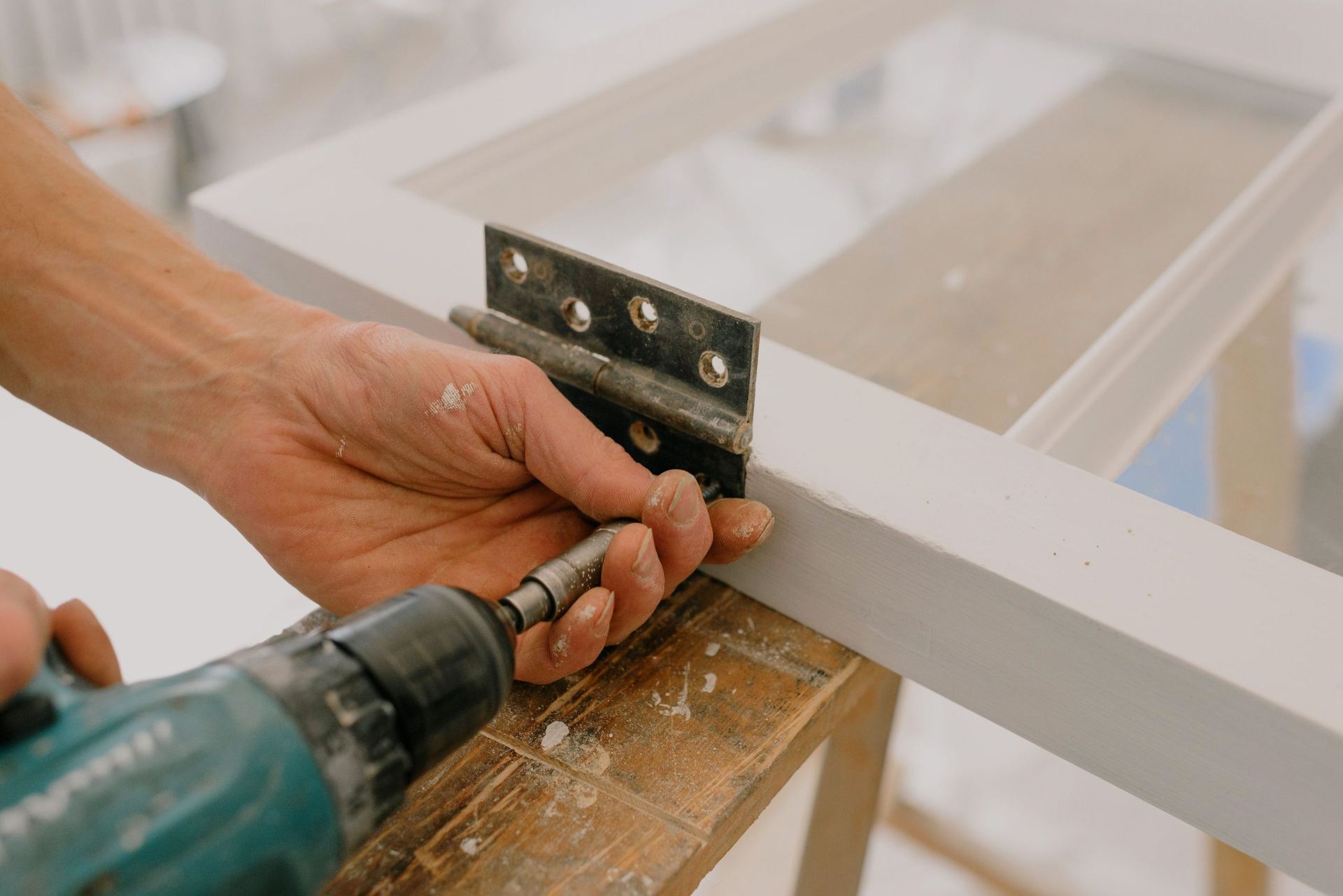 Furniture assembly screw and hinge fastener application