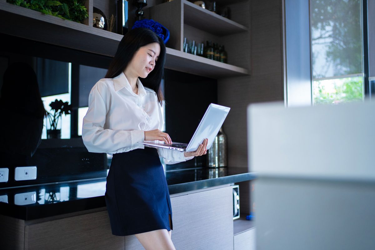 Buyer researching how to choose the right fastener head type
